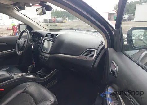 2019 Dodge Journey Crossroad z USA, uszkodzony, nr VIN 3C4PDCGG2KT763506